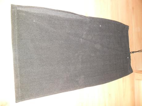 Tmavosivá sukňa, 38