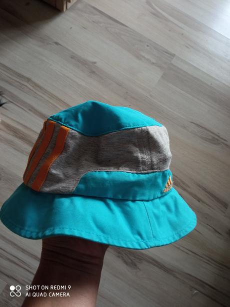Klobúčik, adidas