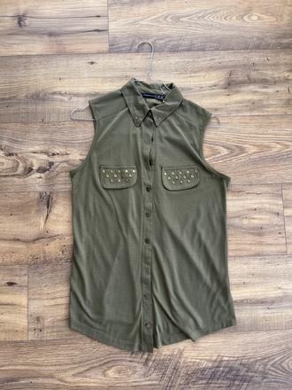 Košeľa, atmosphere