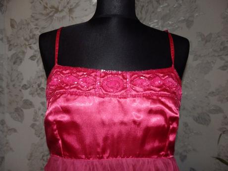 Velmi pekne volanikove saty, 38