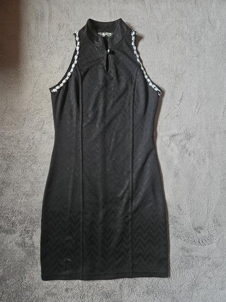 Čierne mini šaty, 36