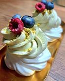 Mini pavlovky mám upečené a chcem ráno naplniť pistaciovym krémom. Prosím vás miešate šľahačku mascarpone a pistaciovu pastu naraz alebo najskôr vyšľahate šľahačku a potom pridáte pastu a mascarpone?
