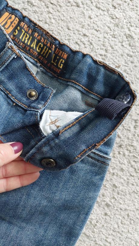 Štýlové rifle s dierami na kolenách, 98