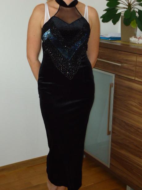 Šaty čierne zamatové s výšivkou v predu, s