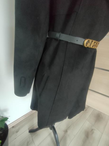 Čierny tenký kabát, s