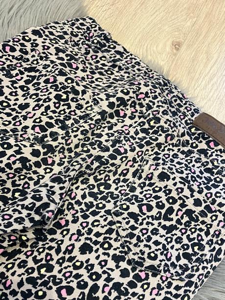 Dievčenské leopardie rifle (134), 134