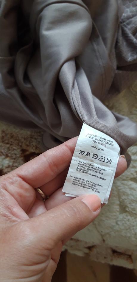 Zaujímavé šaty, s