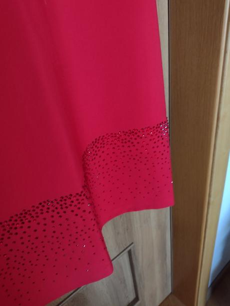 Červené šaty s kamienkami, 40