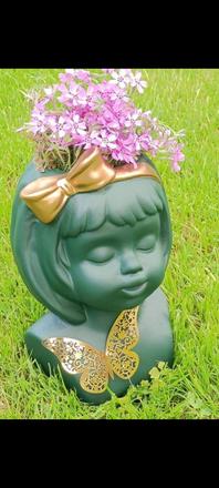 Krásna váza v tvare dievčatka s mašľou, 