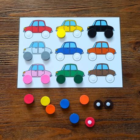 Prikladanie koliesok podľa farby, 