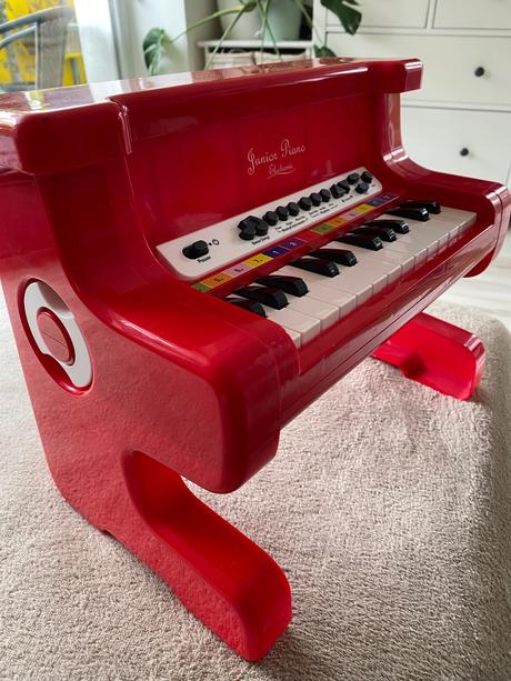 Krásne červené detské elektronické piano klavír,