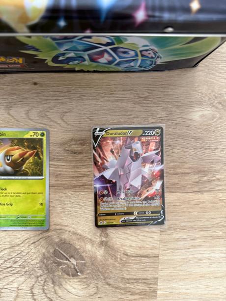 Pikachu kufrík a karty pokémon a lorcana,