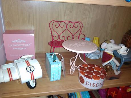 Maileg kovový stôl s lavičkou + doza na sušienky, 