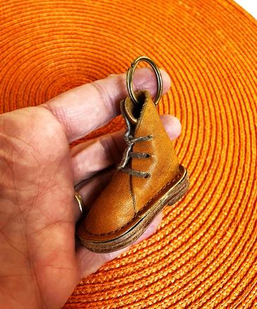 Kožený prívesok caterpillar, 