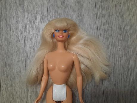 Retro barbie s náušnicami, 