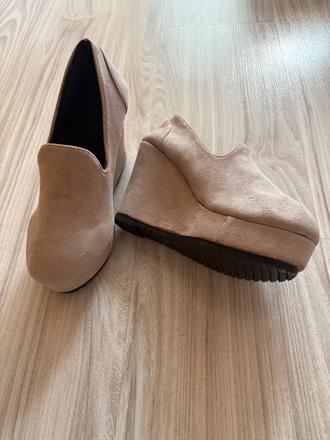 Topanky s plným obetkom, 35