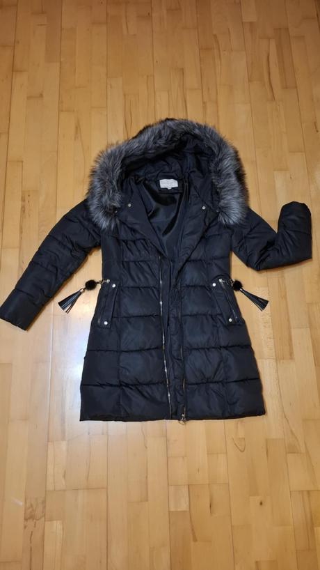 Cierna zimna bunda s mohutnou kozusinou, s