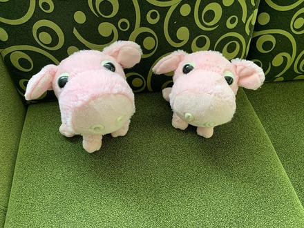 2 plyšové prasiatka,