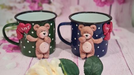 Sobik na hrnceku modelovany fimom,