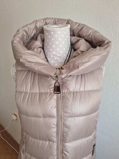 Krémová dlhá prešívaná vesta s kapucňou m, m