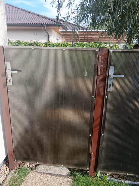 Kovová brána s bránkou 4,3 x 1,3 m., 