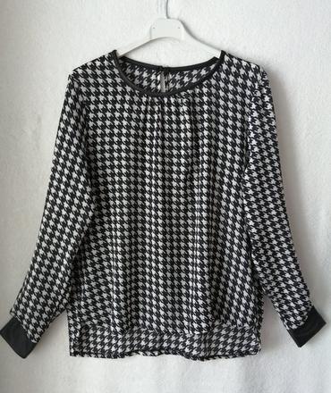 Pekná pohodlná blúzka lemovaná jemnou koženkou, 38