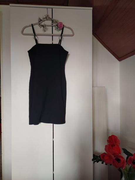 Obtiahnuté vrúbkované šaty, 40