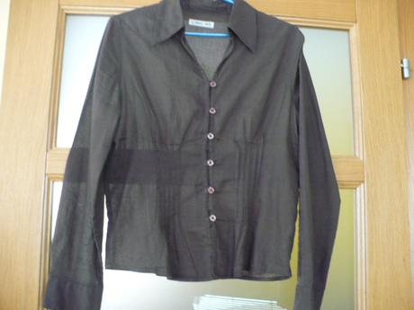 Tmavo hnedá košela, s