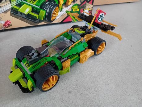 Lego ninjago lloydovo pretekárske auto evo 71763,