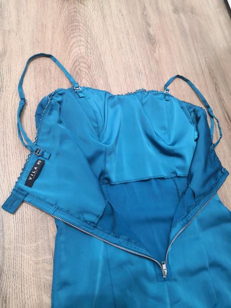 Krásne šaty petrolejovej farby, s