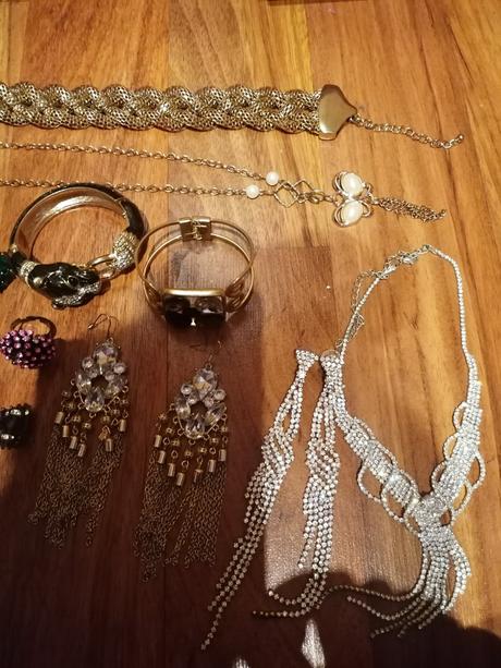 19 ks bižutérie už aj s poštou,