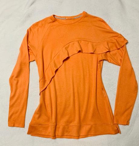 Svetrík tenší s volánom  zn. magenta, l / m