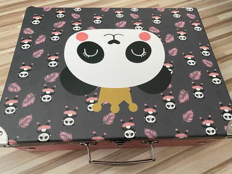 Háčkovaná bábika v kufríkovom domčeku, 