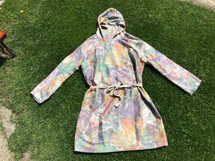 Krásne športové šaty s kapucňou, m