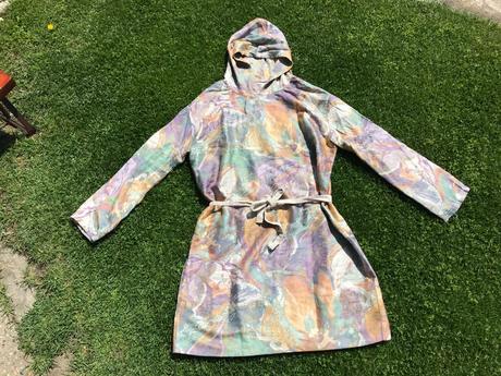 Krásne športové šaty s kapucňou, m