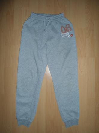 Sive chlapcenske teplaky, 146