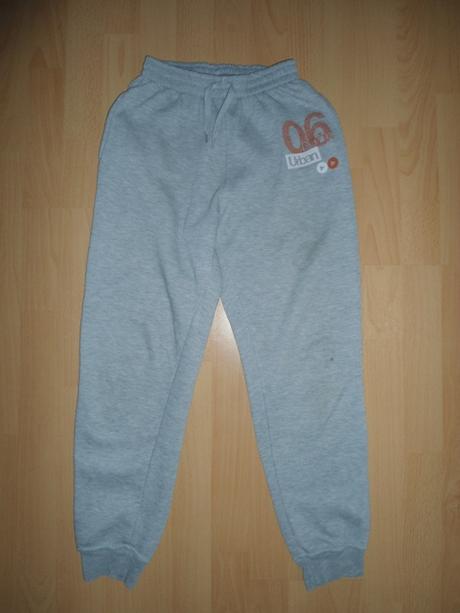 Sive chlapcenske teplaky, 146