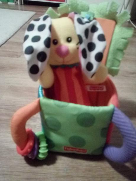 Zajačik v krabici fischer price,