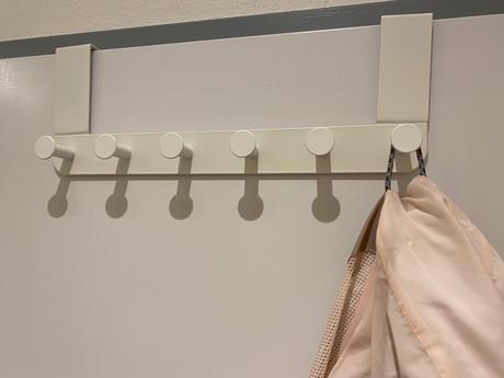 Krásny biely vešiak na dvere,