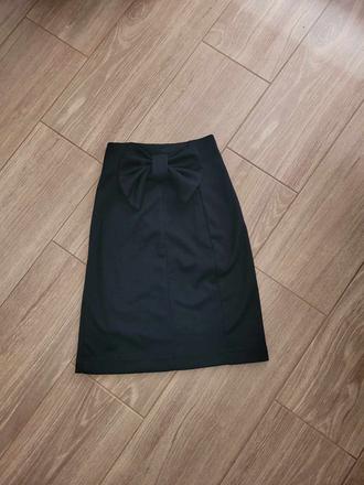 Sukna s vyssim pasom, s