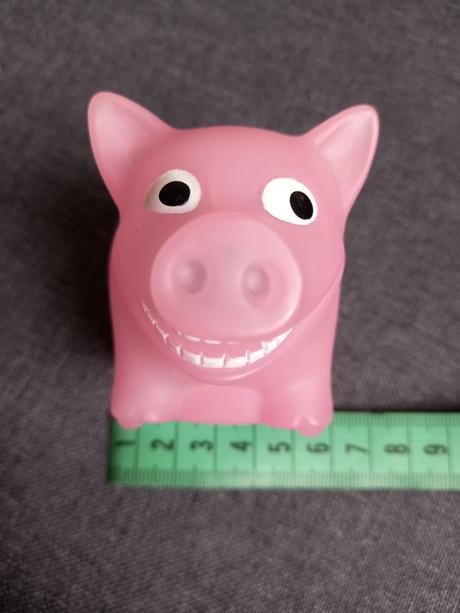 Vibovit ružové prasiatko svieti a vydáva zvuky, 