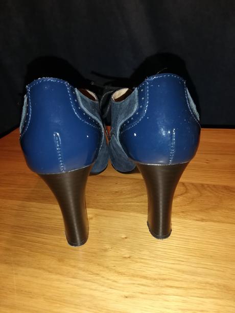 Poltopánky na opätku, 37