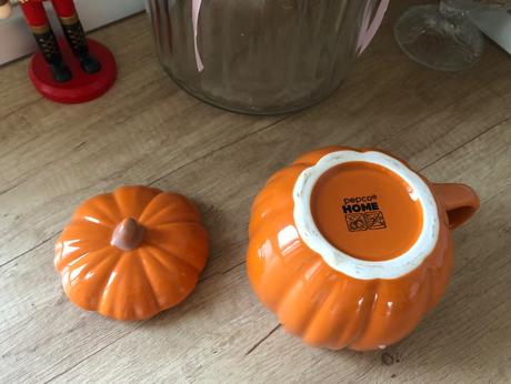 Oranžový tekvicový hrnček s pokrievkou, 