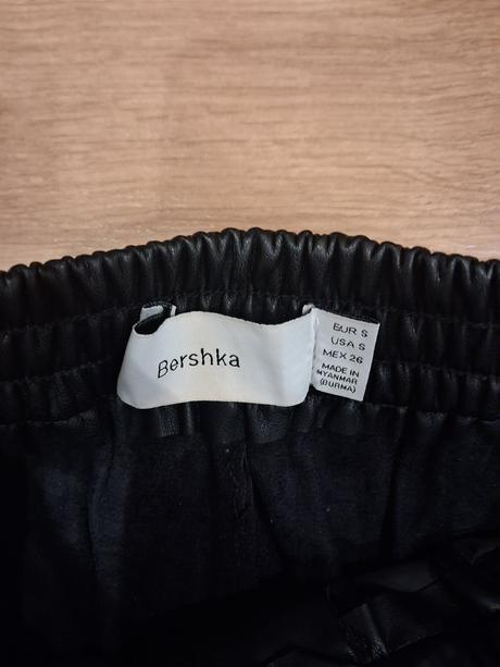 Koženkové joggery, bershka,s