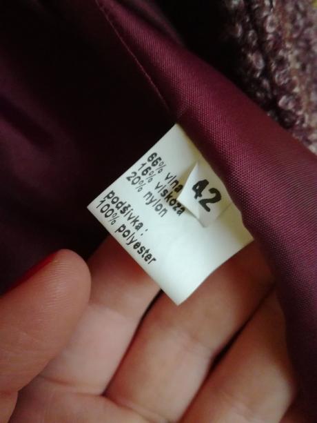 Vlnený kabát z dielne módnej návrhárky, 42