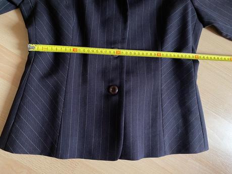 Tmavohnedé sako s tenkými prúžkami, 38