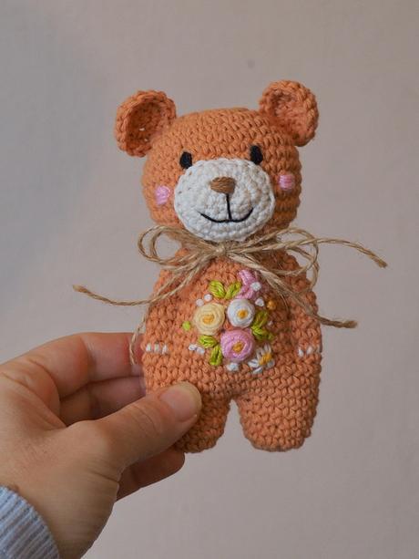 Macko s vyšívanými kvietkami 14cm - rôzne farby, 