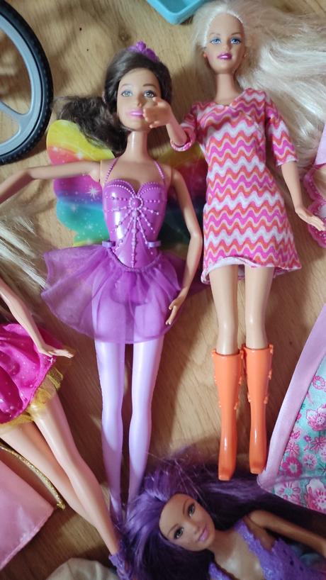 Barbie nábytok + bábiky barbie, 