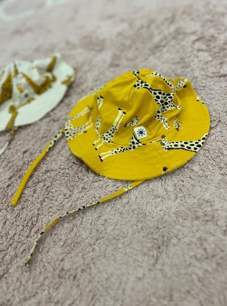 Lindex žltý / svetlobéžový klobúk so žirafami, lindex,42