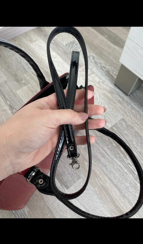 Dámska lesklá kabelka,